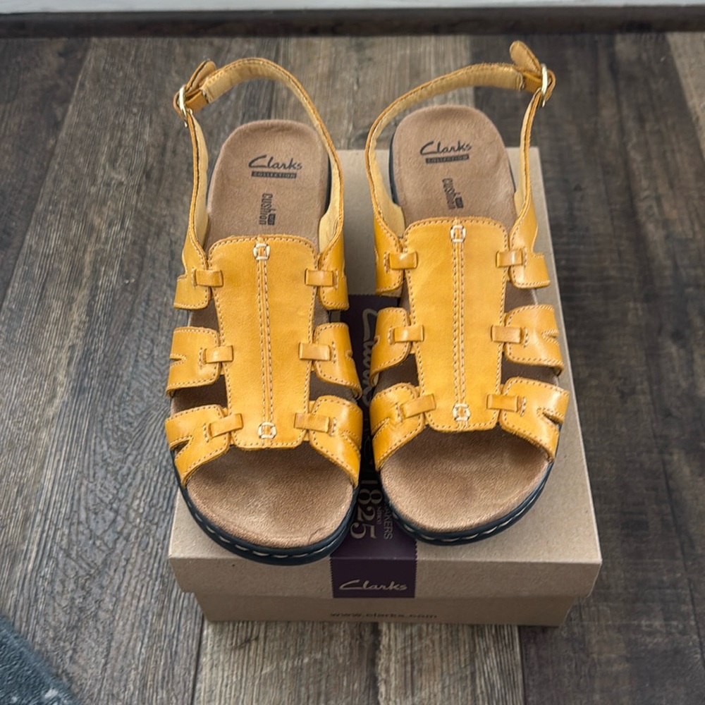 Clarks Size 9.5 Sandals